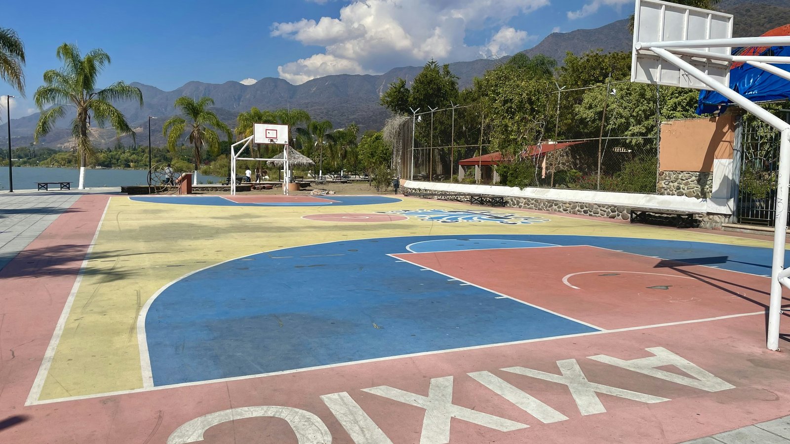 Cancha multifuncional con tablero — referencia visual