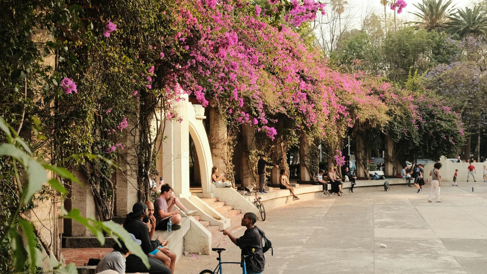 Plaza pública al atardecer — referencia visual