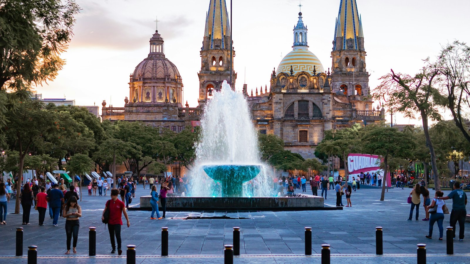 Espacio público rehabilitado — referencia visual