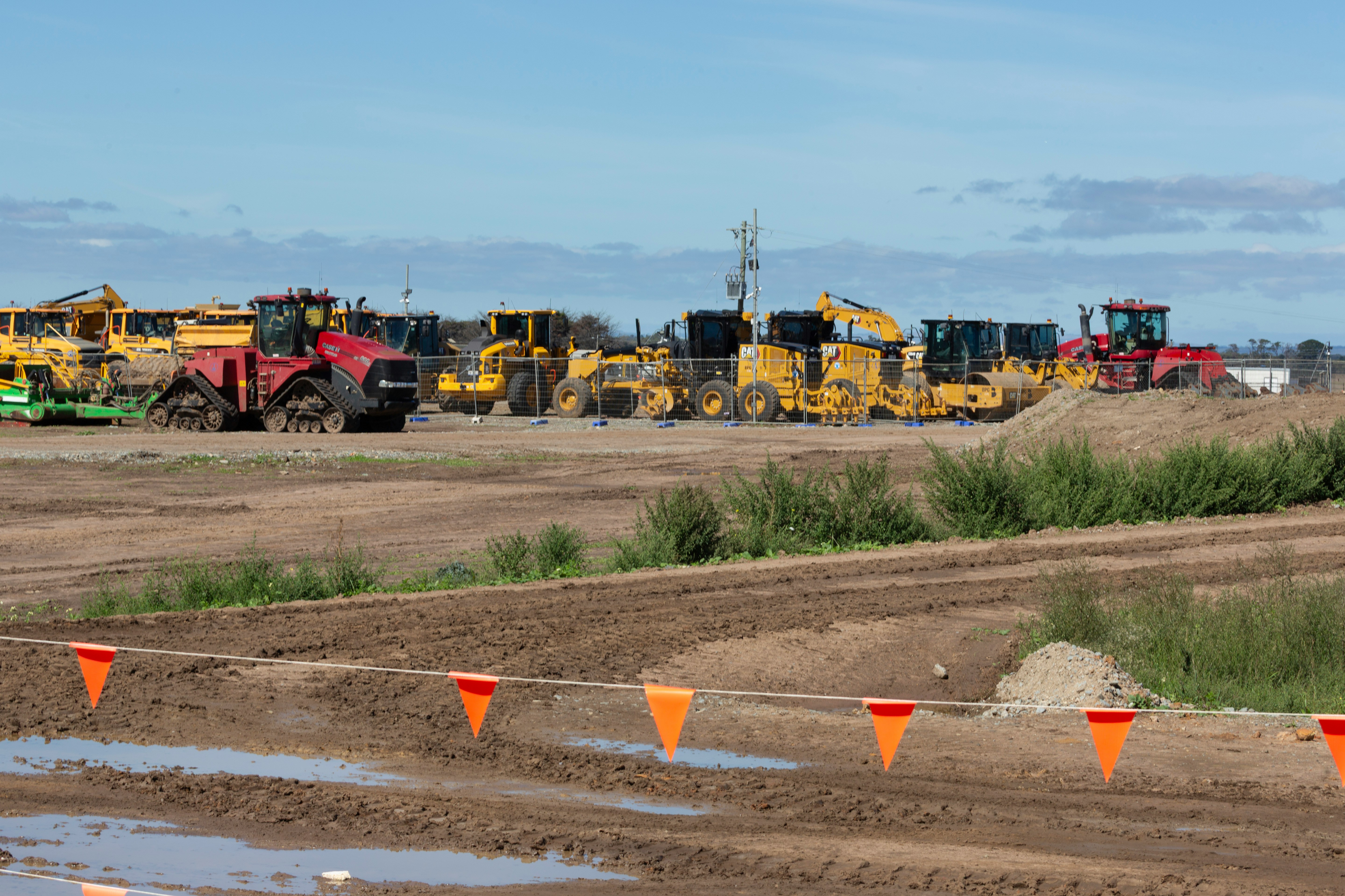 Maquinaria propia en obra de terracería industrial en Querétaro